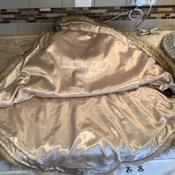 Adrienne Landau Cream Tan Faux Fur Poncho Size Large - Picture 6 of 7